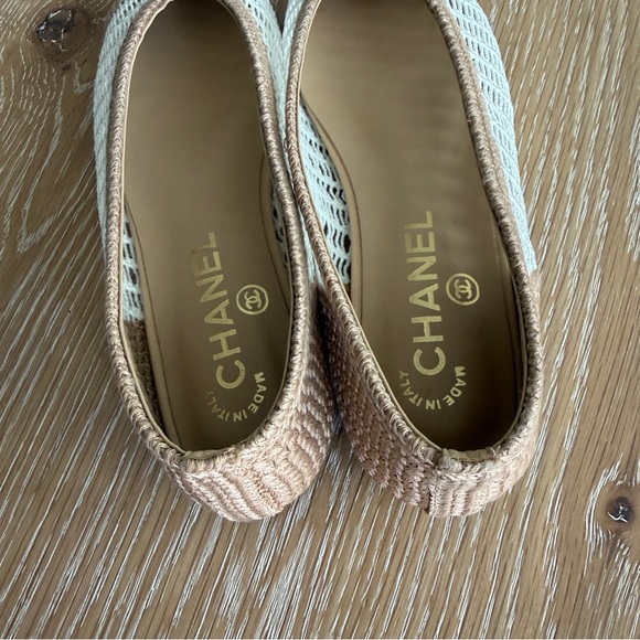 CHANEL Beige and White Crochet Logo Ballet Flats - Picture 4 of 8